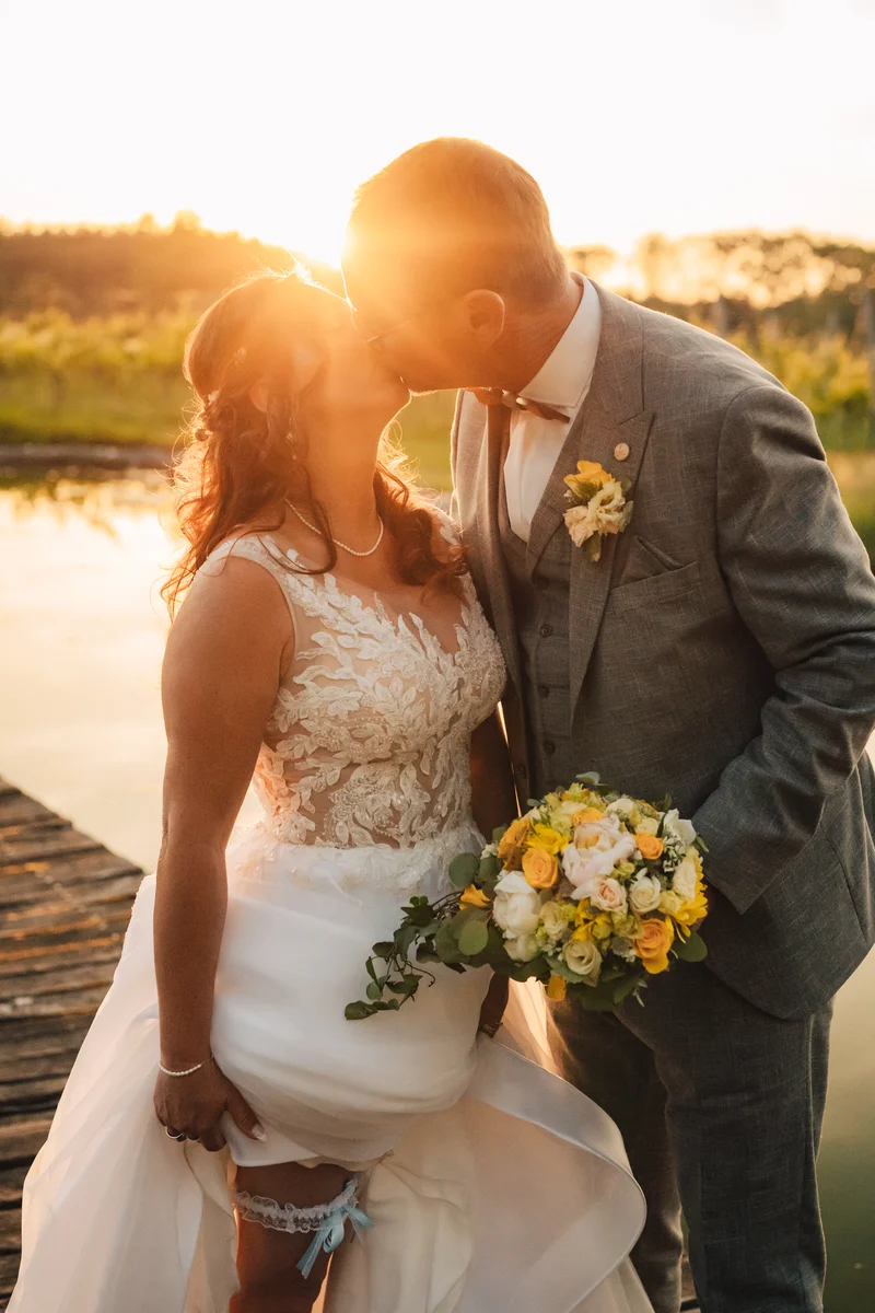 RawmanPictures - Sebastian Schiefermayr | Hochzeit Traude & Gerhard | Romantische Hochzeitsfotografie bei Sonnenuntergang am Seeufer.