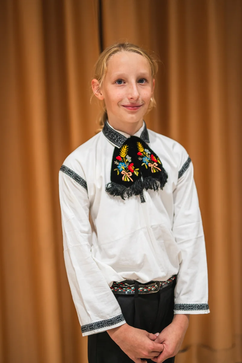 RawmanPictures - Sebastian Schiefermayr | Volkstanzfest | Traditionelle Tracht: Junge in volkstümlicher Kleidung. Authentische Kulturfotografie.