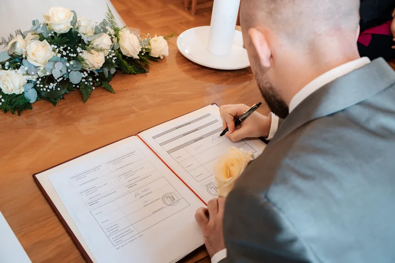 RawmanPictures - Sebastian Schiefermayr | Hochzeit Natalia & Jürgen | Hochzeitsfotografie: Unterschrift des Bräutigams im Standesamt, romantisch und unvergesslich.