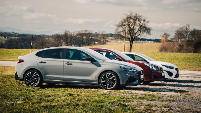 RawmanPictures - Sebastian Schiefermayr | Carshooting Eidenberg | Moderne Autos auf ländlicher Straße, Fahrzeugfotografie, Landschafts- und Automobilbilder.