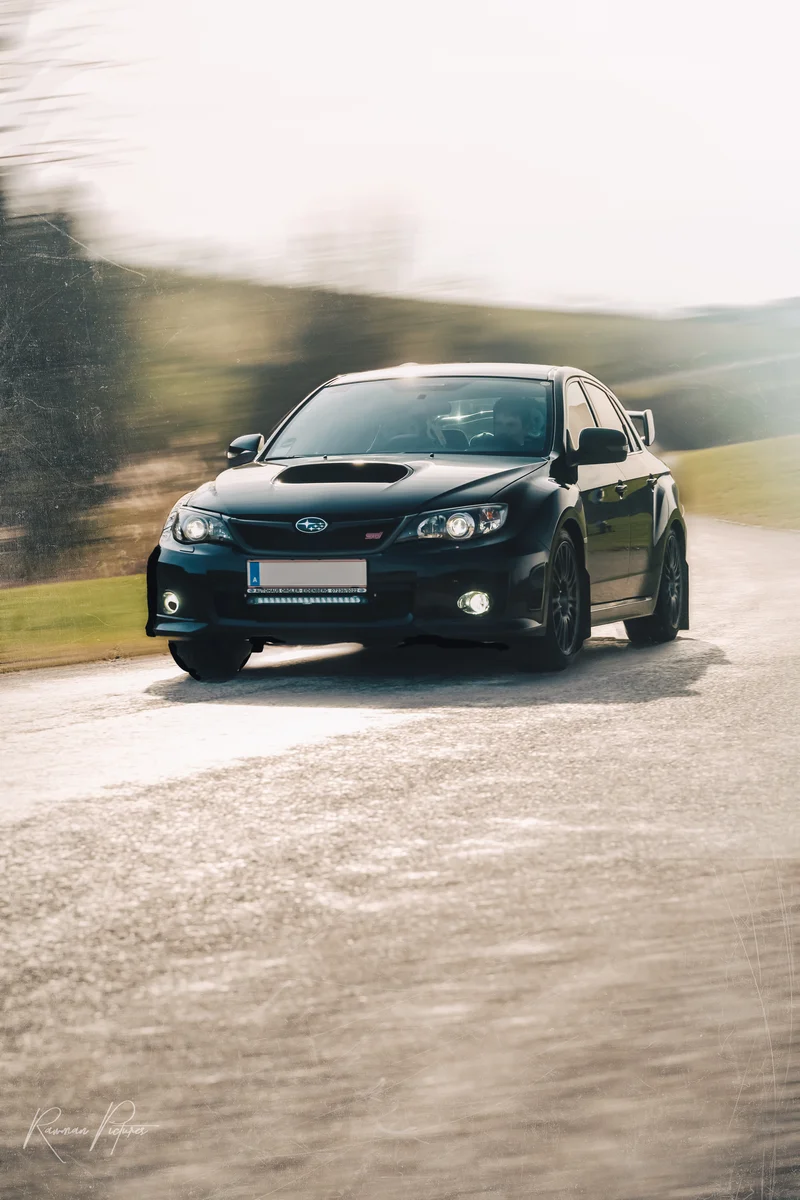 RawmanPictures - Sebastian Schiefermayr | Carshooting Eidenberg | Sportwagen-Fotografie auf Landstraße bei Sonnenlicht: Fokus auf Geschwindigkeit und Dynamik.