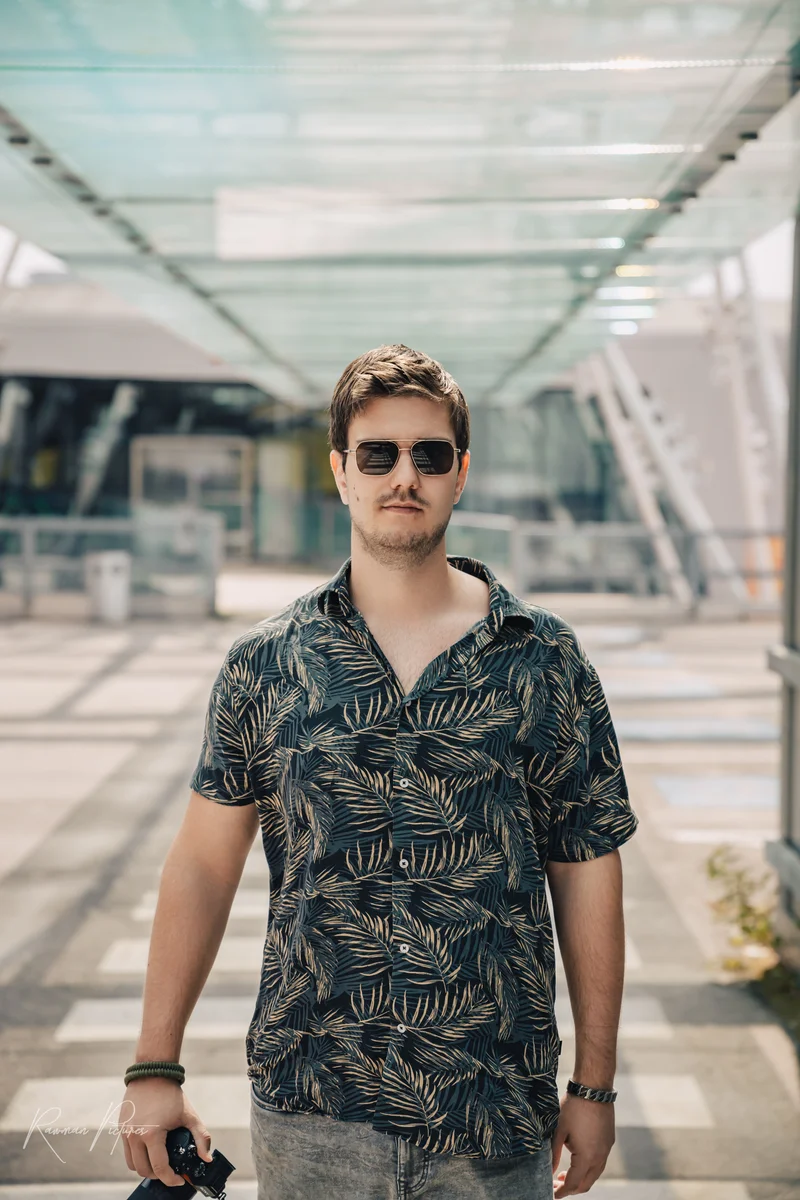 RawmanPictures - Sebastian Schiefermayr | Personal Shooting | Outdoor-Portrait eines Mannes mit Sonnenbrille. Sommerlook, urbane Entspannung, modernes Styling.