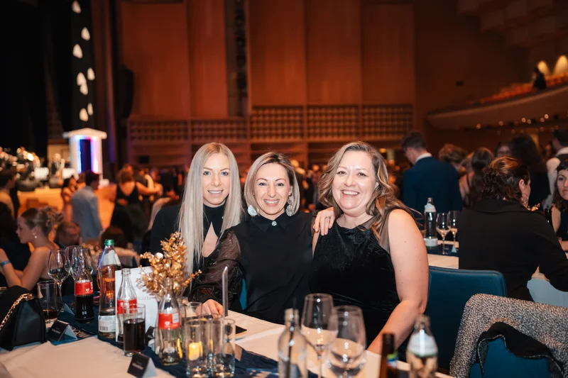RawmanPictures - Sebastian Schiefermayr | Maturaball HTL1 | Festliche Veranstaltung: Menschen genießen elegante Gala-Abendgesellschaft. Hochwertige Eventfotografie.