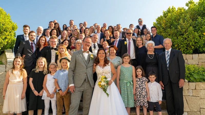 RawmanPictures - Sebastian Schiefermayr | Hochzeit Traude & Gerhard | Fröhliche Hochzeitsgesellschaft im Sonnenschein, Gruppenfoto für Erinnerungen.