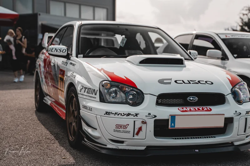 RawmanPictures - Sebastian Schiefermayr | Russnsoda Summer Closing | Rennsportfotografie: Tuning-Auto auf Parkplatz, Subaru, Motorsport, Fahrzeugveredelung, Autoliebhaber-Event.