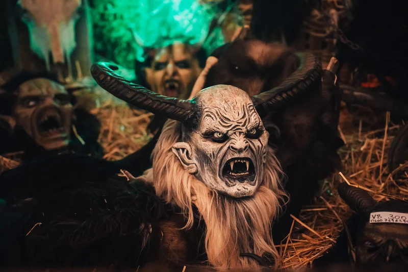 RawmanPictures - Sebastian Schiefermayr | Maskenausstellung | Gruseliges Halloween-Maskenporträt mit eindrucksvollen Details, ideal für Horror-Fotografie.