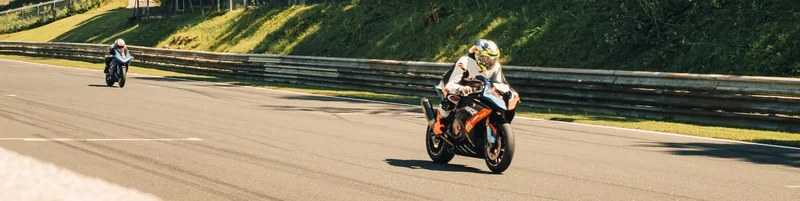 RawmanPictures - Sebastian Schiefermayr | Motortag 2026 | Motorsport-Actionaufnahme: Motorradfahrer in Kurve auf Rennstrecke bei sonnigem Wetter.