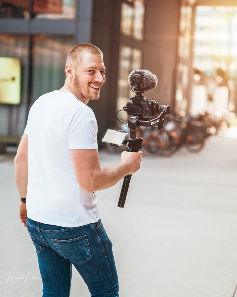 RawmanPictures - Sebastian Schiefermayr | Musikvideodreh "Flinz Asozial" | Filmmaking in urban setting with camera stabilizer for dynamic photography.