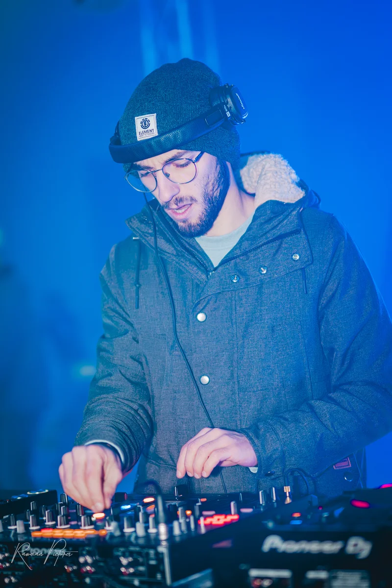 RawmanPictures - Sebastian Schiefermayr | Eisdisco Marchtrenk | DJ bei der Arbeit auf einer Party, tief in der Musikszene. Eventfotografie Nachtleben.