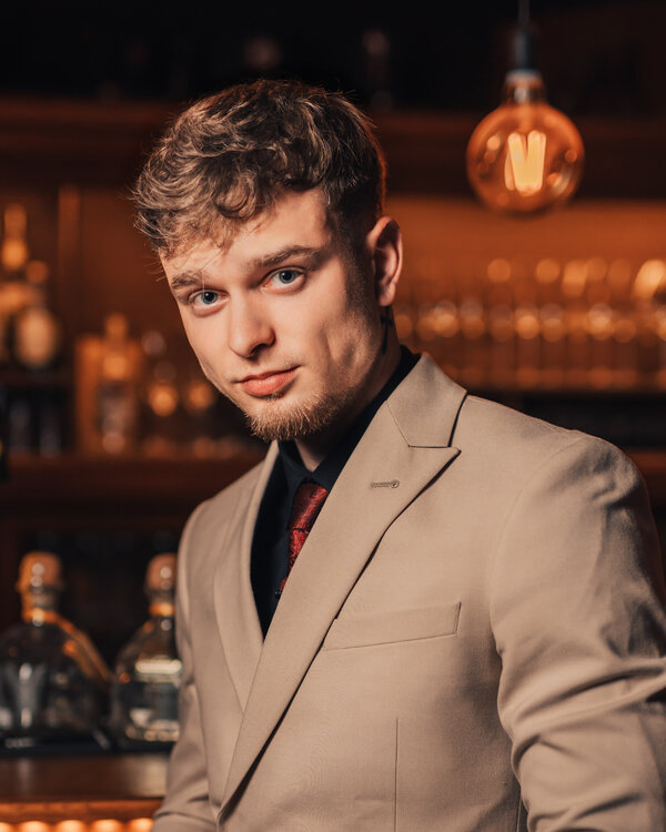 RawmanPictures - Sebastian Schiefermayr | Portraitshooting Kevin F. | Elegante Porträtfotografie eines stilvollen Mannes in Bar-Umgebung. Perfekt für Businessporträts.