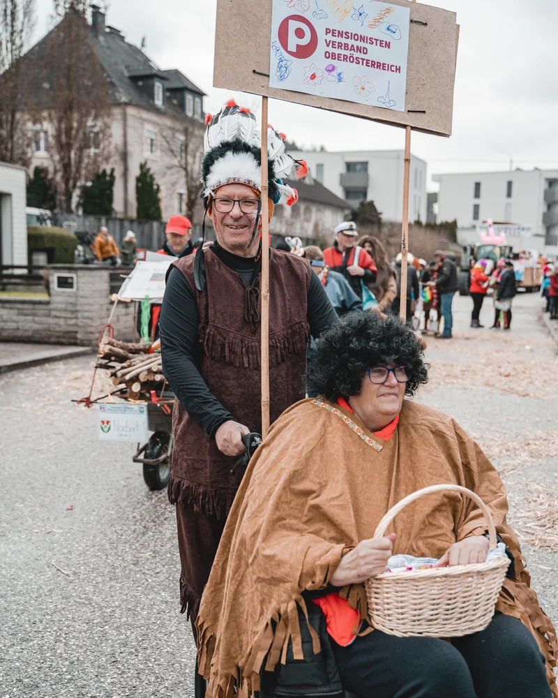 RawmanPictures - Sebastian Schiefermayr | Faschingsumzug Weißkirchen | Karnevalsumzug mit kostümierten Teilnehmern, Fest, Straßenfotografie, lebendige Stadtatmosphäre.