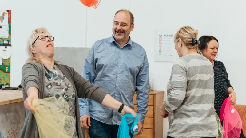 RawmanPictures - Sebastian Schiefermayr | Jonglierworkshop Marchtrenk | Erwachsene beim gemeinsamen Spielen und Lachen in entspannter Atmosphäre.