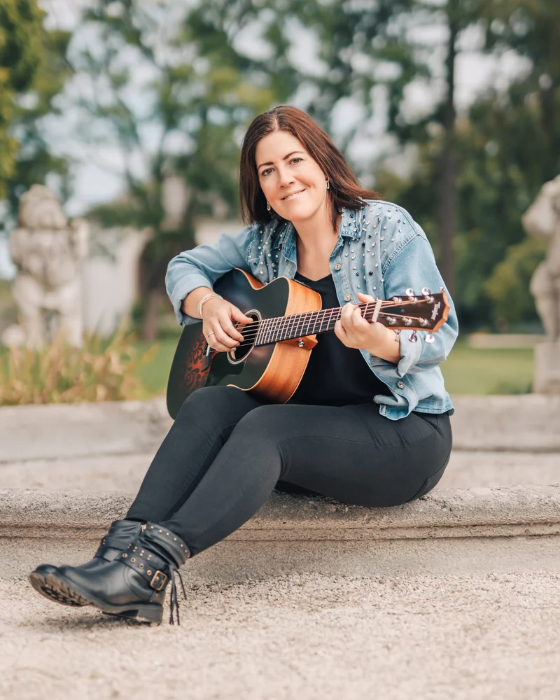 RawmanPictures - Sebastian Schiefermayr | Portraitshooting Tamara R. | Frau mit Gitarre im Freien, entspannte Stimmung, musikalisches Porträt, Outdoor-Fotografie.