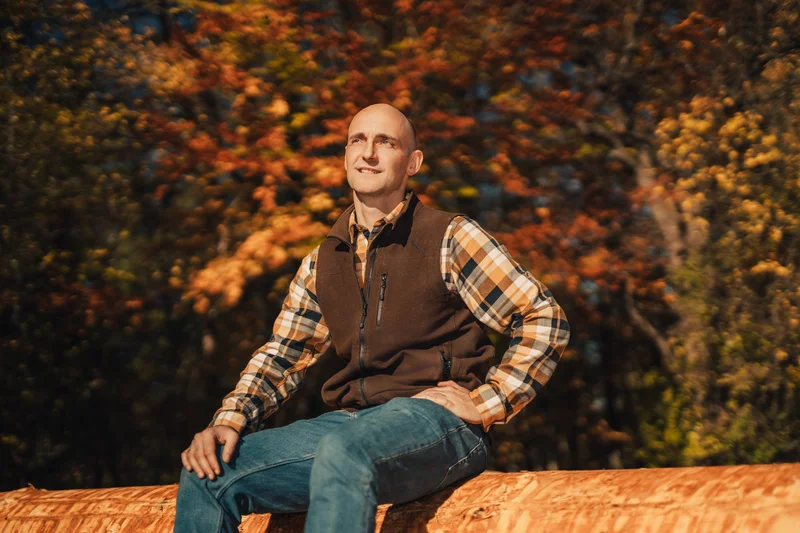 RawmanPictures - Sebastian Schiefermayr | Sägewerk Löberbauer | Portraitfotografie im Herbstlicht: Stimmungsvoll, warm, natürlich. Perfekt für Outdoor-Shootings.