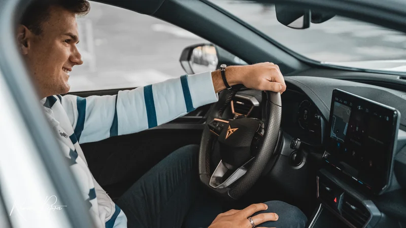 RawmanPictures - Sebastian Schiefermayr | Shooting Fabian K. | Mann im Auto, moderner Innenraum, Fahrfreude, Fahrerlebnis, Automobilfotografie.