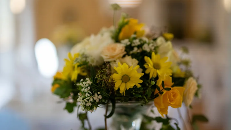 RawmanPictures - Sebastian Schiefermayr | Hochzeit Traude & Gerhard | Eleganter Blumenstrauß in Nahaufnahme: Perfekte Tischdekoration für stilvolle Events.