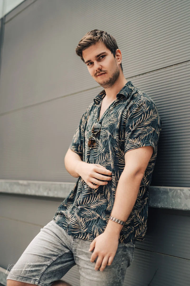 RawmanPictures - Sebastian Schiefermayr | Personal Shooting | Moderne Portraitfotografie, stilvolle Outdoor-Mode, urbanes Männerporträt, legeres Erscheinungsbild.