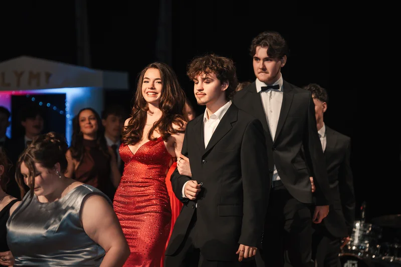 RawmanPictures - Sebastian Schiefermayr | Maturaball HTL1 | Eleganter Schulball: Junge Erwachsene in schicker Abendgarderobe genießen den Tanzabend.