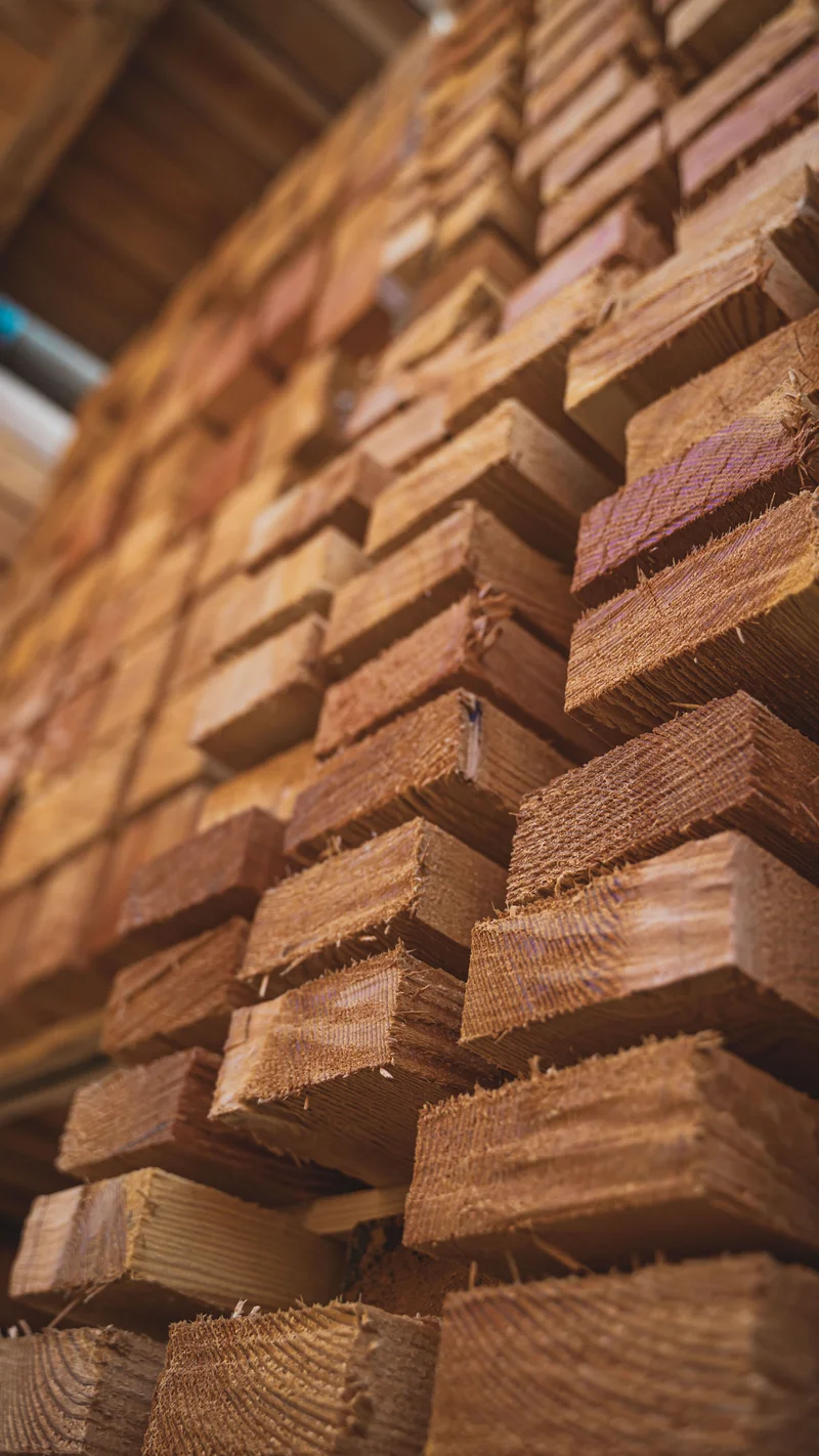 RawmanPictures - Sebastian Schiefermayr | Sägewerk Löberbauer | Stapel von Holzlatten im Sägewerk - hochwertige Holzverarbeitung Fotografie.