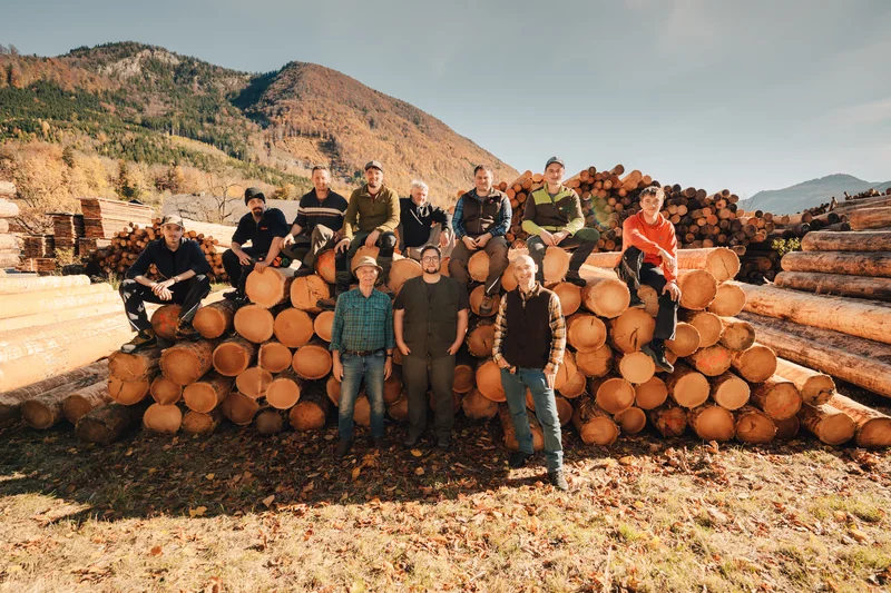 RawmanPictures - Sebastian Schiefermayr | Sägewerk Löberbauer | Forstwirtschaft Teamarbeit Holzstapel Landschaft Fotografie Natur Outdoors Arbeiter.