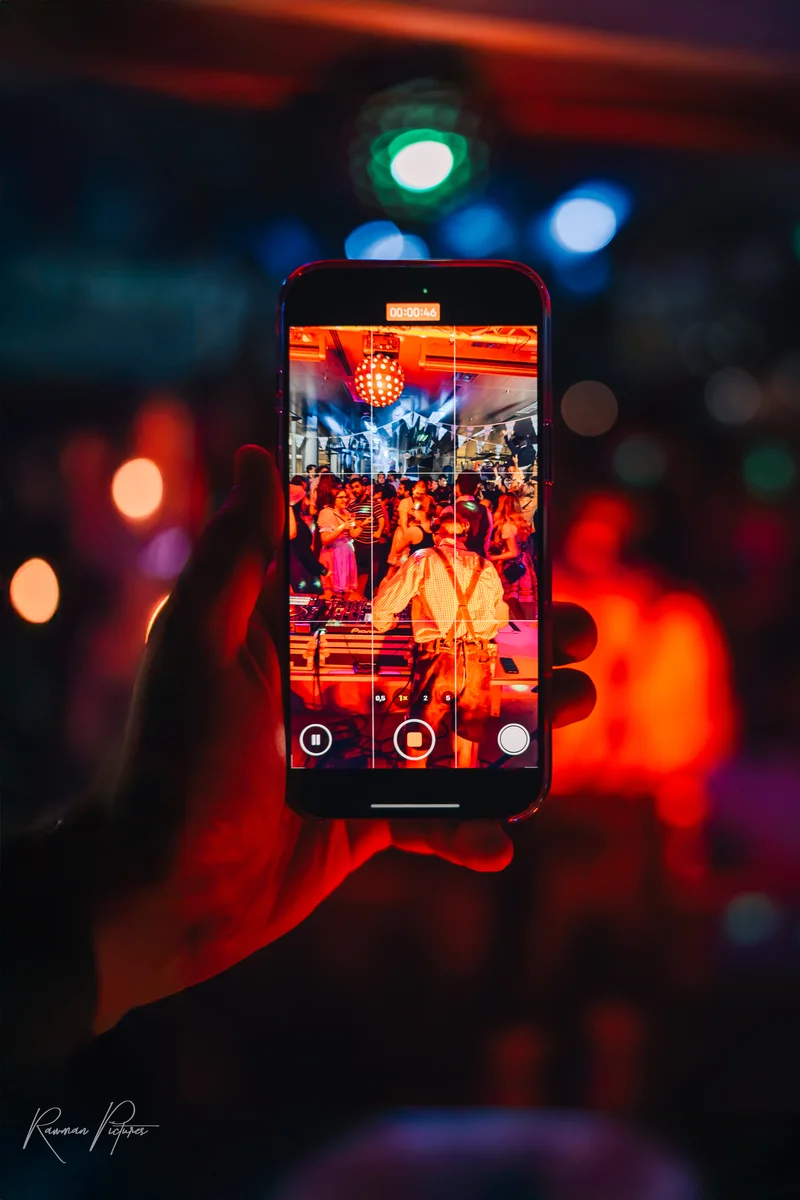RawmanPictures - Sebastian Schiefermayr | Mensafest Wels | Smartphone-Fotografie bei Nacht, Partyambiente, leuchtende Farben einfangen.