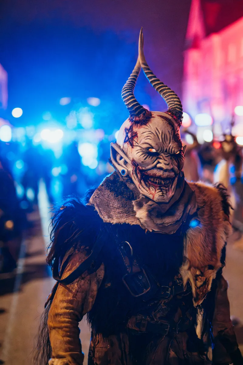 RawmanPictures - Sebastian Schiefermayr | Perchtenlauf Eferding | Kreatives Festival-Foto, Maskerade bei Nacht. Event-Fotografie, lebendige Kulturerlebnisse.
