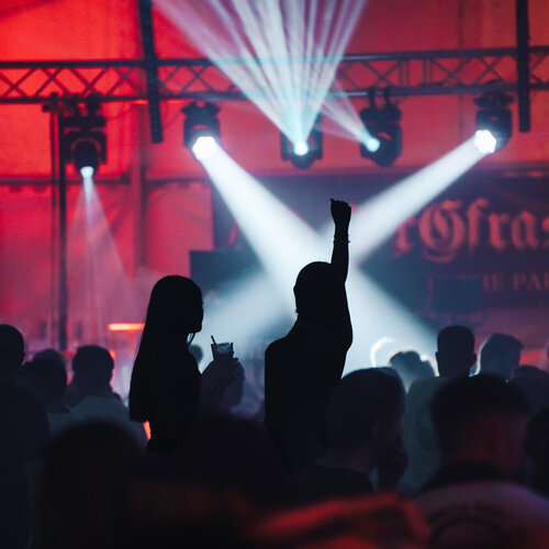 RawmanPictures - Sebastian Schiefermayr | Stadtfest-Marchtrenk  | Partyfoto mit tanzender Menge und bunter Beleuchtung in der Disco-Atmosphäre.
