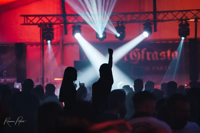 RawmanPictures - Sebastian Schiefermayr | Stadtfest-Marchtrenk  | Partyfoto mit tanzender Menge und bunter Beleuchtung in der Disco-Atmosphäre.