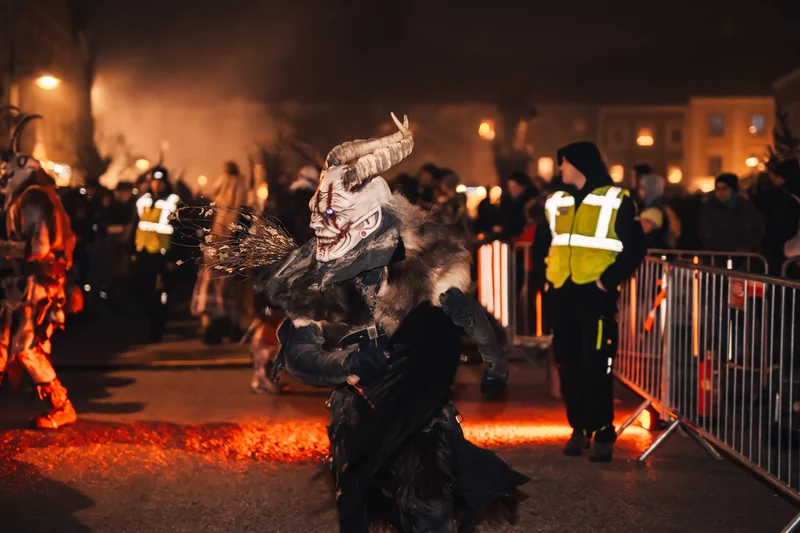 RawmanPictures - Sebastian Schiefermayr | Perchtenlauf Eferding | Krampuslauf Nachtfotografie: Fasnacht Parade mit gruseliger Maske und mystischer Beleuchtung.