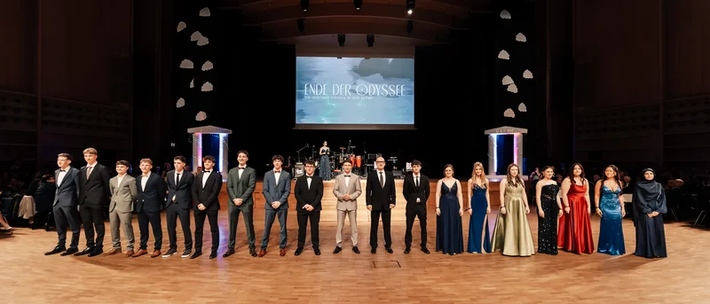 RawmanPictures - Sebastian Schiefermayr | Maturaball HTL1 | Elegante Abschlussveranstaltung im Festsaal mit formeller Abendgarderobe und Bühnenpräsentation.