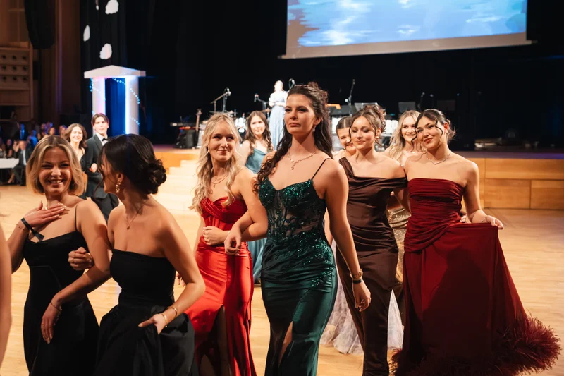 RawmanPictures - Sebastian Schiefermayr | Maturaball HTL1 | Festlicher Ballabend in eleganten Abendkleidern. Eventfotografie, unvergessliche Momente.