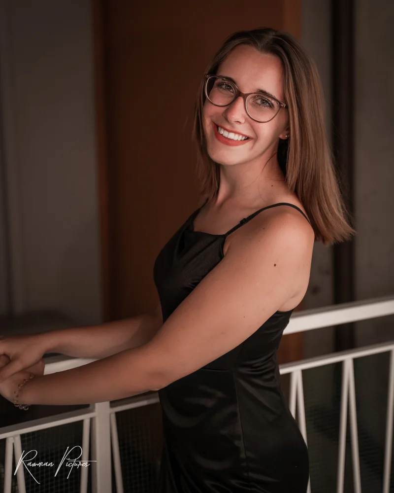 RawmanPictures - Sebastian Schiefermayr | Chioggia 2022 | Kreative Porträtfotografie, elegante Pose, stilvolles Portrait-Shooting, professionelle Fotografie.