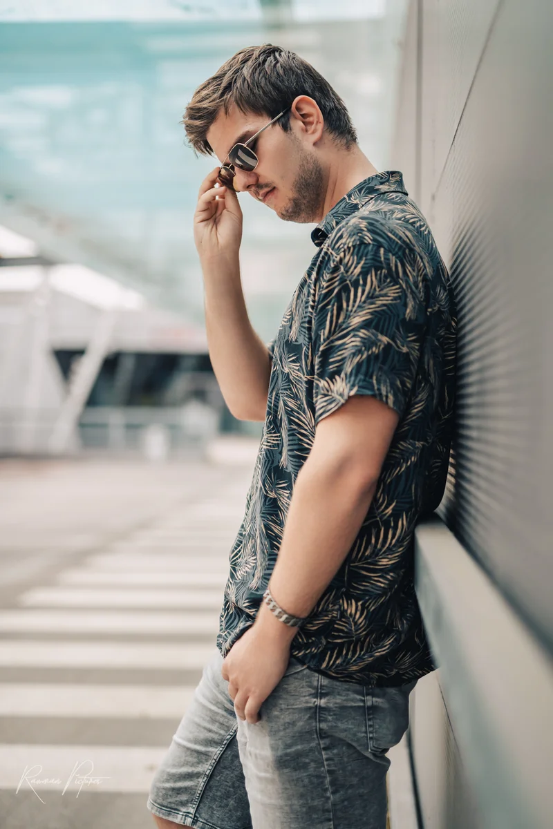 RawmanPictures - Sebastian Schiefermayr | Personal Shooting | Lässiger urbaner Mode-Lifestyle: Mann mit Sonnenbrille, Freizeitlook, sommerliche Stadtfotografie.