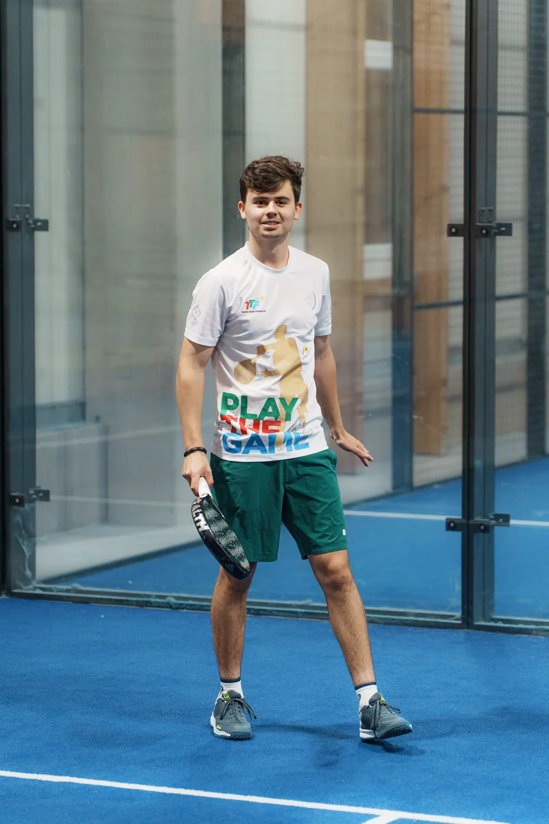 RawmanPictures - Sebastian Schiefermayr | Padelbase Videodreh | Ein junger Tennisspieler auf einem blauen Platz, bereit zum Spielstart. Sportfotografie.