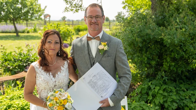 RawmanPictures - Sebastian Schiefermayr | Hochzeit Traude & Gerhard | Hochzeitspaar im Garten: Romantische Fotografie für unvergessliche Momente.