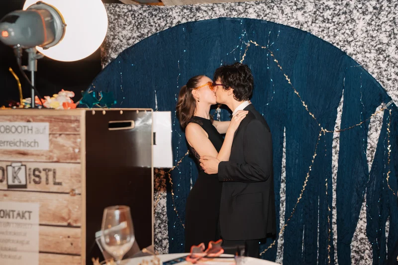 RawmanPictures - Sebastian Schiefermayr | Maturaball HTL1 | Romantisches Paarfoto vor funkelndem Hintergrund, perfekt für Eventfotografie und Hochzeitsfotos.