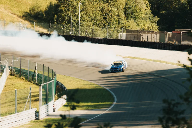 RawmanPictures - Sebastian Schiefermayr | Motortag 2026 | Drift-Rennwagen auf der Rennstrecke mit qualmenden Reifen.