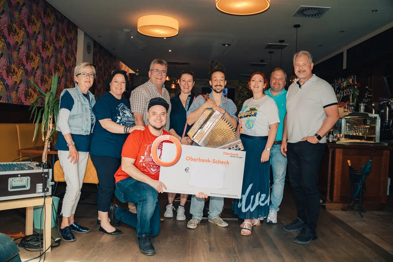 RawmanPictures - Sebastian Schiefermayr | Charity Brunch | Personengruppe mit Scheck bei Veranstaltung in stilvoller Umgebung. Eventfotografie, Gruppenbild.