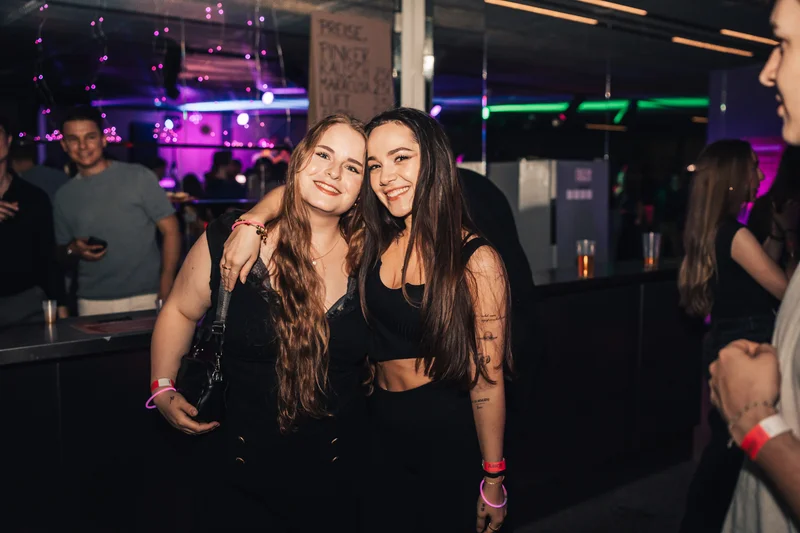 RawmanPictures - Sebastian Schiefermayr | JKU Mensafest | Partyfotografie: Lebendige Nachtclub-Szene mit feiernden Gästen. Perfekt für Eventfotografen.