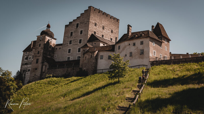 RawmanPictures - Sebastian Schiefermayr | Ritterturnier Burg Clam | Historische Burg auf grüner Anhöhe, perfektes Motiv für Landschafts- und Architektur-Fotografie.