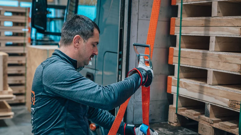 RawmanPictures - Sebastian Schiefermayr | Firmenshooting EasyBox GmbH | Lagerlogistik-Fotografie: Sicherung von Ladung mit Spanngurten im Transportfahrzeug.