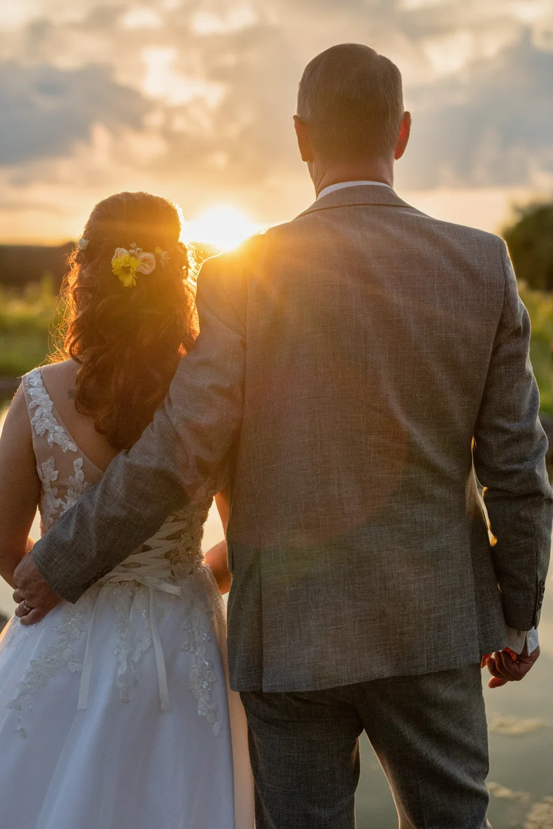 RawmanPictures - Sebastian Schiefermayr | Hochzeit Traude & Gerhard | Hochzeitsfotografie im Sonnenuntergang: Romantischer Moment für bleibende Erinnerungen.