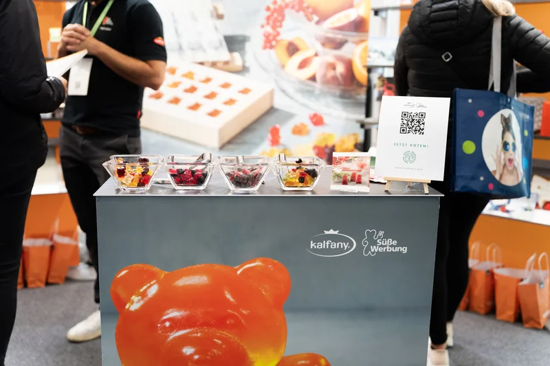 RawmanPictures - Sebastian Schiefermayr | Marke[ding] Wels | Gummibärchen-Verkostung auf Messe: Süßwarenpräsentation, Kundeninteraktion, Produktpromotion.