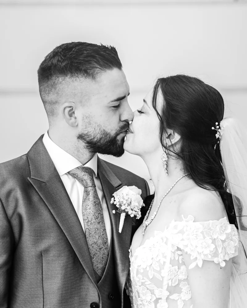 RawmanPictures - Sebastian Schiefermayr | Hochzeit Natalia & Jürgen | Elegantes Hochzeitsfoto: Ein verliebtes Paar teilt einen romantischen Kuss.