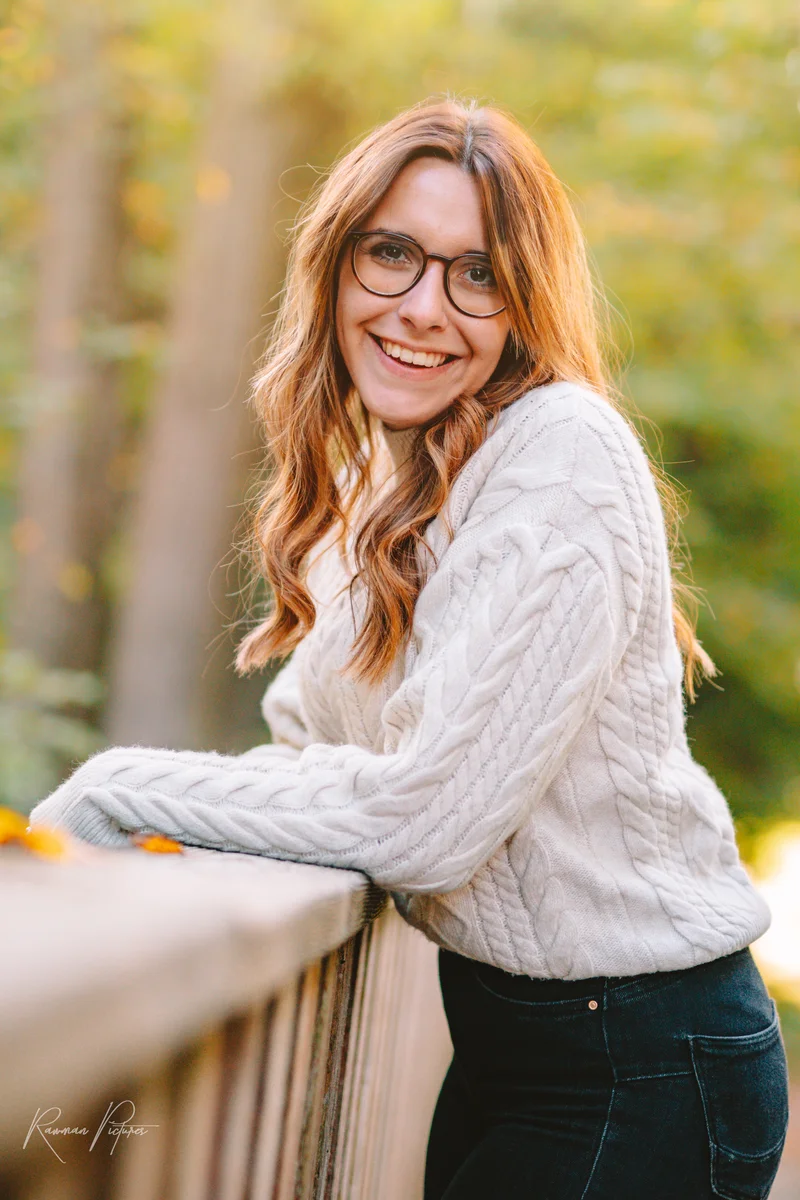 RawmanPictures - Sebastian Schiefermayr | Shooting Sophie N. | Porträtfotografie im Herbstlicht, lächelnde Frau in Wollpullover – natürliche Outdoor-Aufnahme.