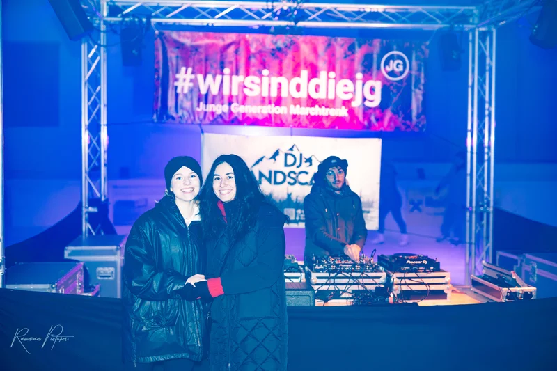 RawmanPictures - Sebastian Schiefermayr | Eisdisco Marchtrenk | Alt-Text: Eventfotografie Outdoor-Festival, DJ-Performance, lebendige Nachtaufnahme, Partybeleuchtung.