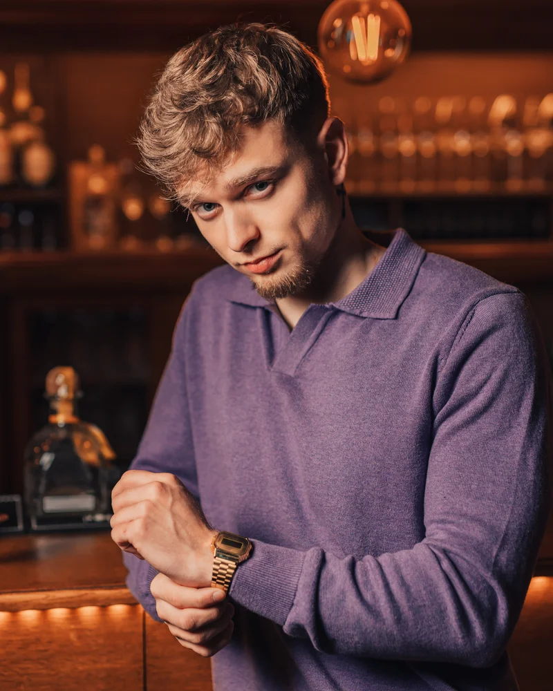 RawmanPictures - Sebastian Schiefermayr | Portraitshooting Kevin F. | Porträtfotografie, elegantes Ambiente, stilvolle Mode, dezente Beleuchtung, charismatischer Auftritt.