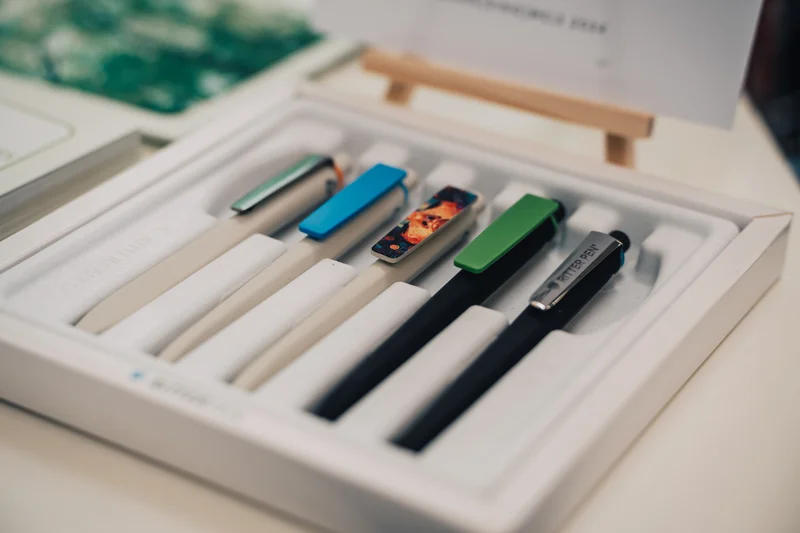 RawmanPictures - Sebastian Schiefermayr | Marke[ding] Wels | Edle Stifte in Geschenkbox auf einem Tisch arrangiert, perfekte Büroaccessoires.