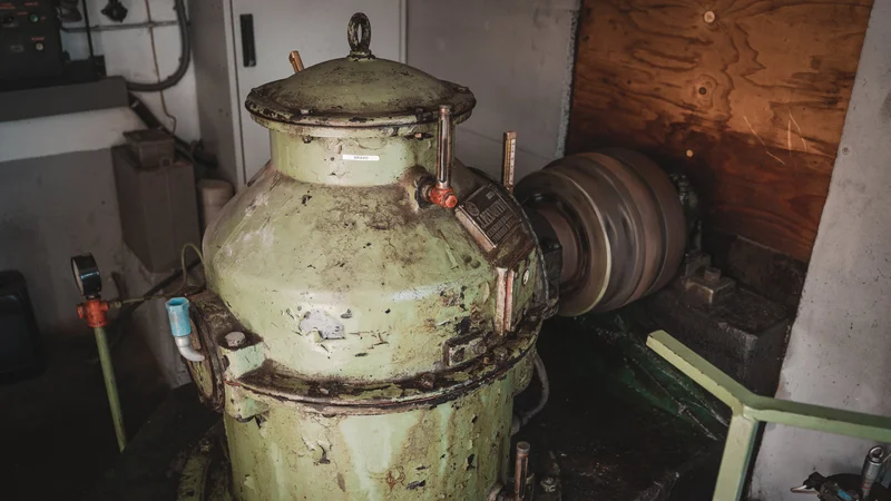RawmanPictures - Sebastian Schiefermayr | Sägewerk Löberbauer | Industrieanlagen-Fotografie: Vintage-Maschine in Werkstattumgebung. Fachfotografie für Technik.
