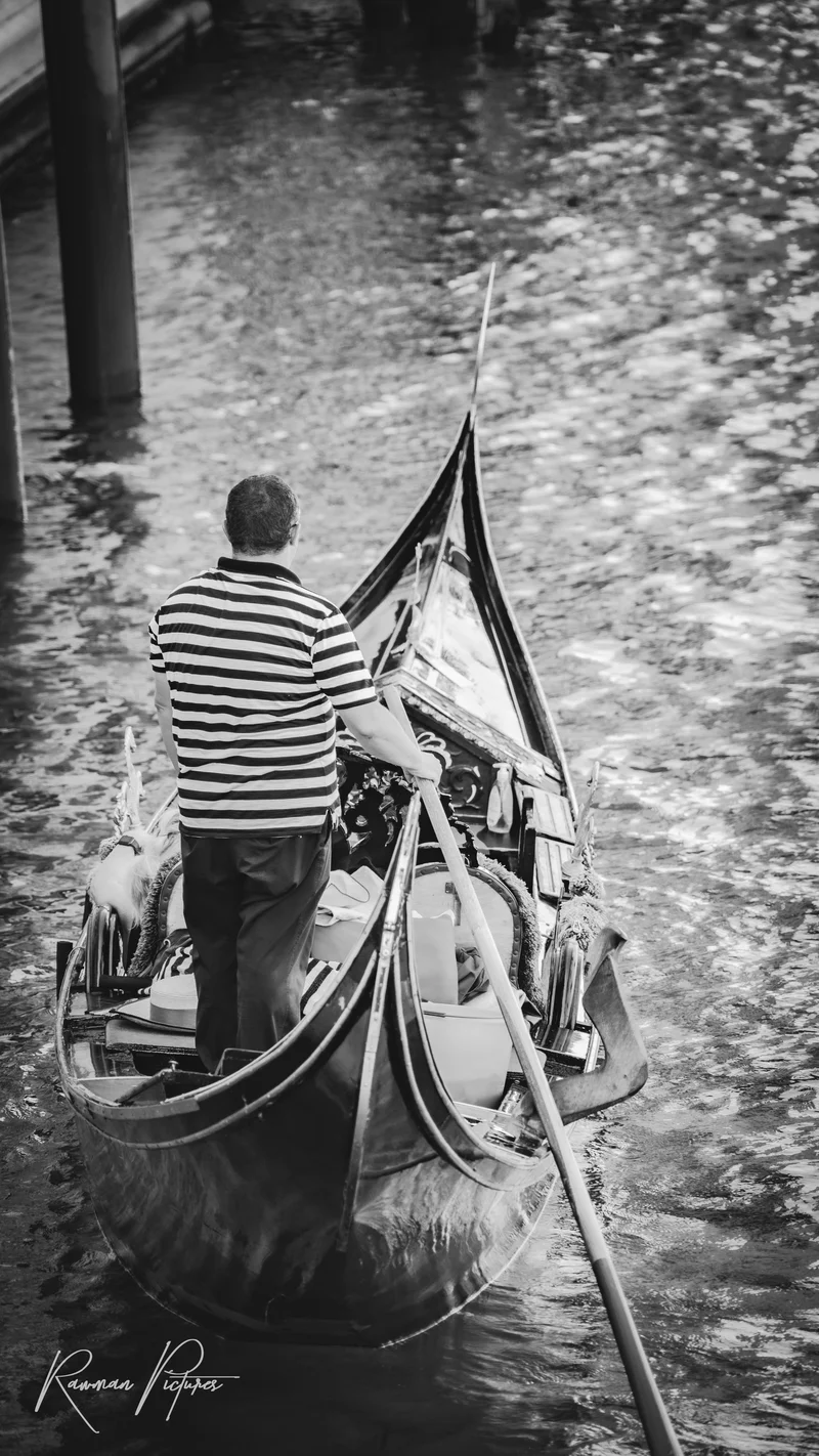 RawmanPictures - Sebastian Schiefermayr | Chioggia 2022 | Schwarzweiß-Fotografie einer Gondelfahrt in Venedig, perfekt für Reise- und Kulturaufnahmen.